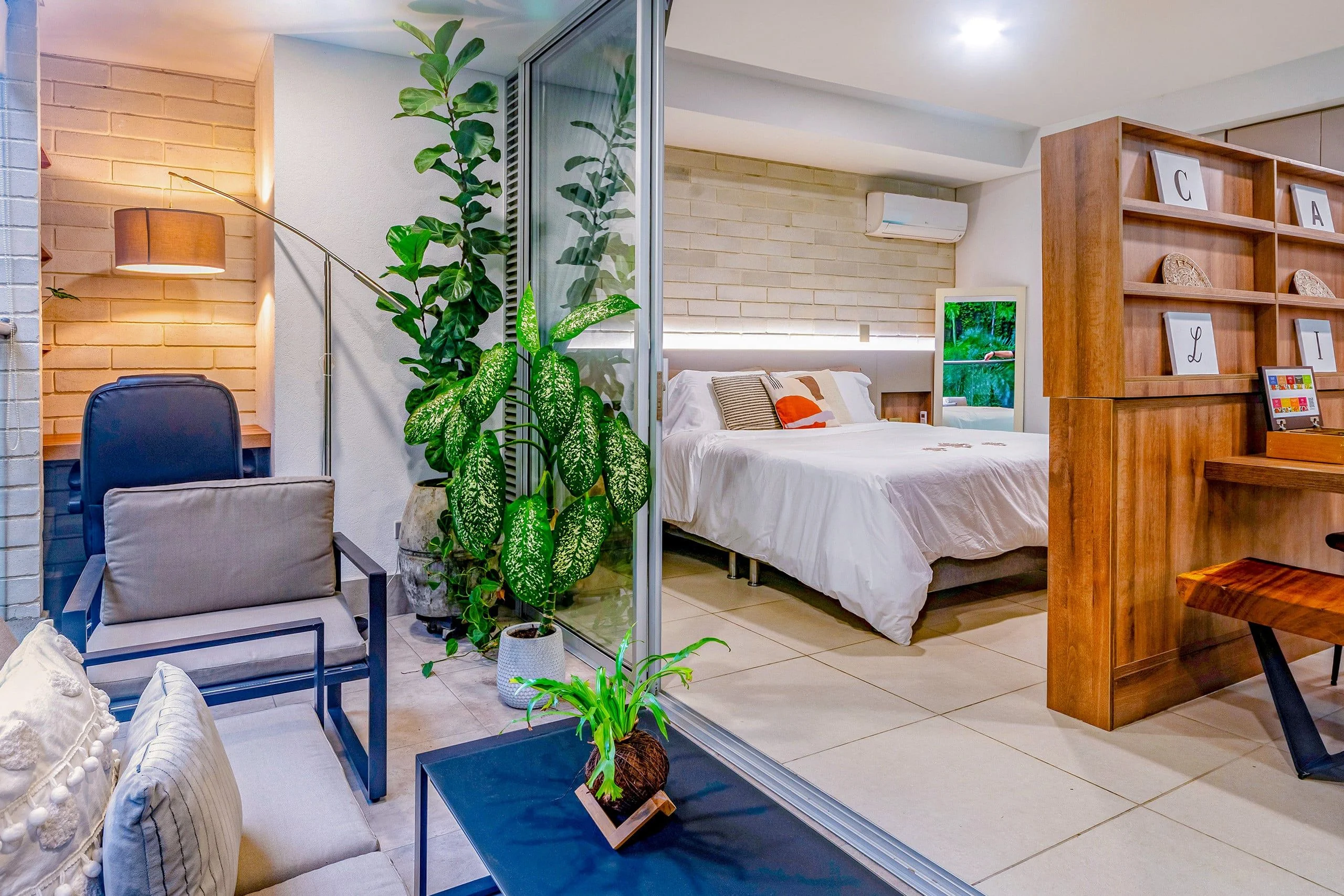 HY302 | Oasis w / balcony in Granada | Gym + Pool