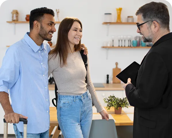 Equipo de Hostee brindando atención personalizada a los huéspedes