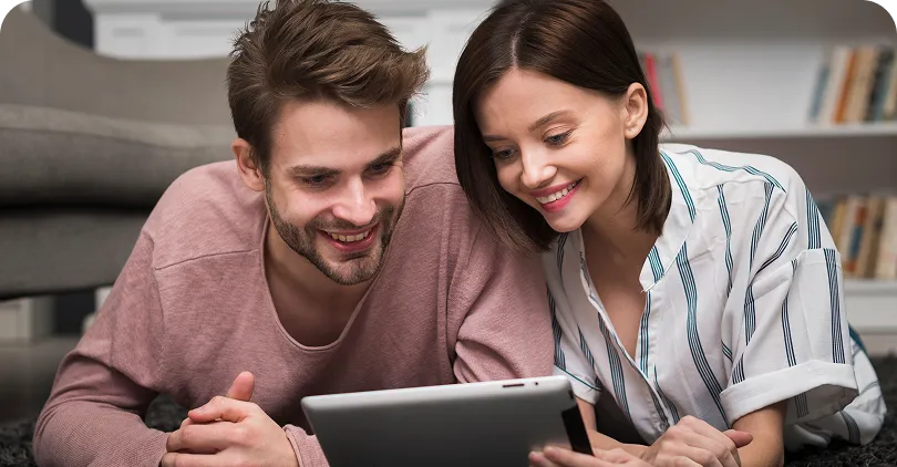 Pareja revisando métricas de su propiedad en una tablet